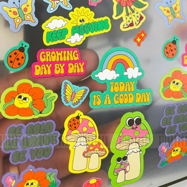 EP0101 - STICKER TRONG SUỐT ĐẾ TRONG CÓ NHỮNG HIỆU ỨNG NÀO? | OPTIONAL PRINTING EFFECT FOR CLEAR STICKER
Hiệu ứng đầu tiên STICKERAZ giới thiệu sẽ là thay đổi giữa bóng/mờ mà không cần cán màng. Giúp nội dung nổi bật lên hơn trên nền vật liệu trong.
Spot glossy/matt printing effect with our new clear sticker that helps your design stand out on clear backing.
Tham khảo thêm chất liệu in tại/For more: https://stickeraz.com/danh-sach-list-chat-lieu-in/
#sticker #stickertrongsuotdetrong #stickerdetrong #spotuvgloss
---------
🇻🇳 StickerAZ(SAZ) - Giải pháp sticker từ A tới Z cho người Việt.
☎ Hotline/Zalo: 0789 792 896 - 📥 Email:stickeraz.saz@gmail.com.
🛒 Shopee: https://shopee.vn/stickeraz.saz.
🌐 Website: https://stickeraz.com.
📦 Ship hàng toàn quốc từ Sài Gòn.